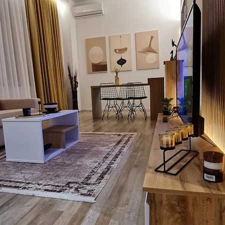 Luxury Apartment Tirana Esterno foto